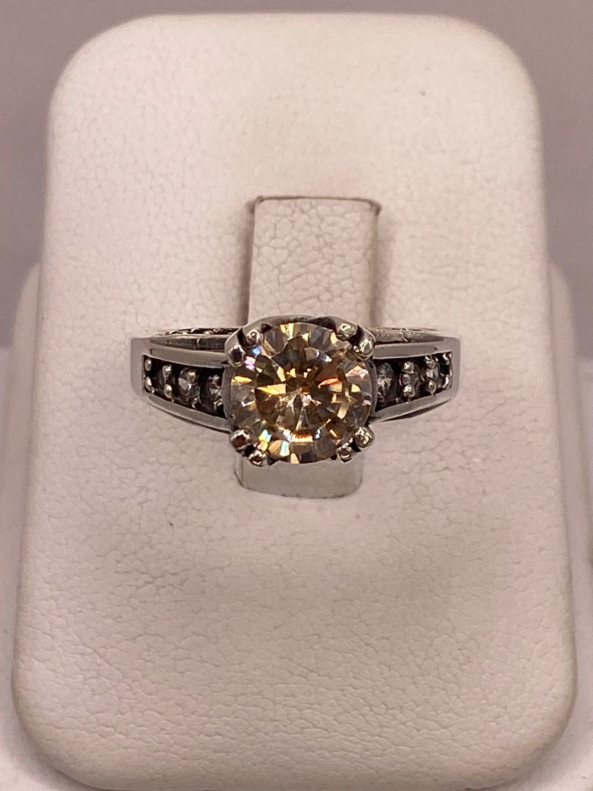 Anillo de Plata Ley 925 con Zirconia Color Champagne y Zirconias Blancas en báscula mostrando peso