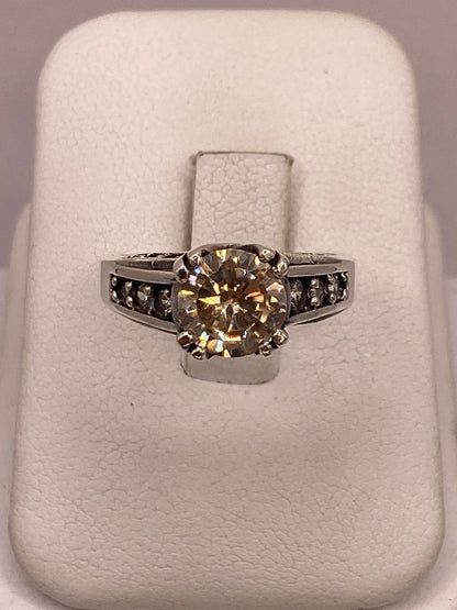 Anillo de Plata Ley 925 con Zirconia Color Champagne y Zirconias Blancas en báscula mostrando peso