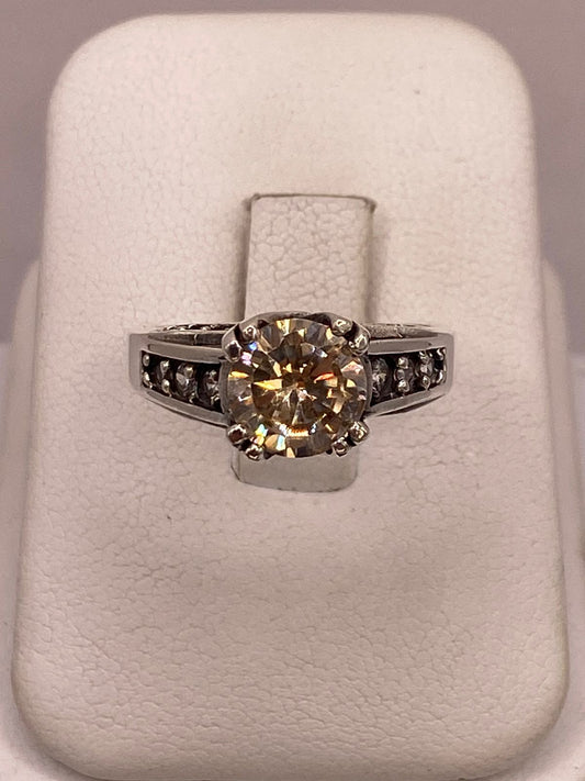 Anillo de Plata Ley 925 con Zirconia Color Champagne y Zirconias Blancas en báscula mostrando peso