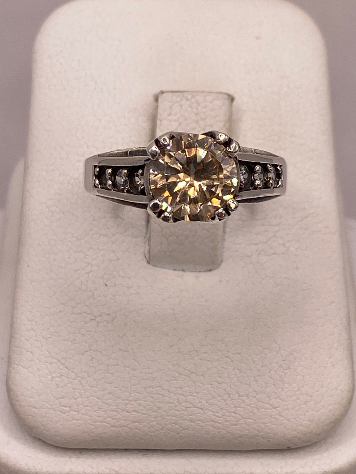 Anillo de Plata Ley 925 con Zirconia Color Champagne y Zirconias Blancas, vista frontal