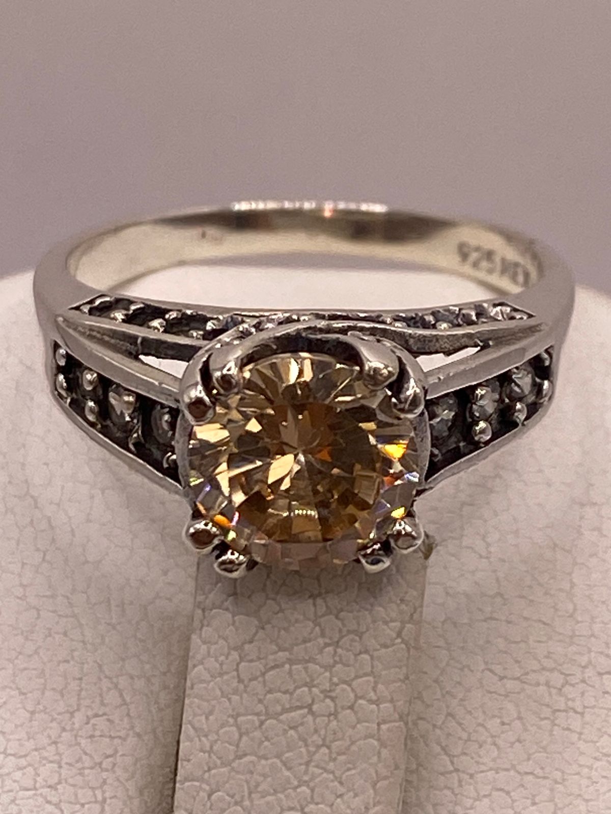 Anillo de Plata Ley 925 con Zirconia Color Champagne y Zirconias Blancas, sello de autenticidad Plata Ley .925