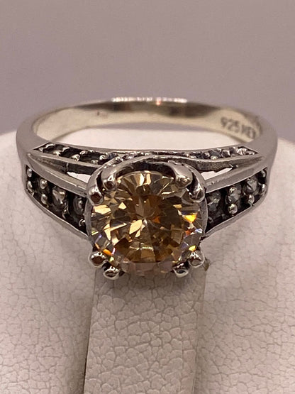 Anillo de Plata Ley 925 con Zirconia Color Champagne y Zirconias Blancas, sello de autenticidad Plata Ley .925