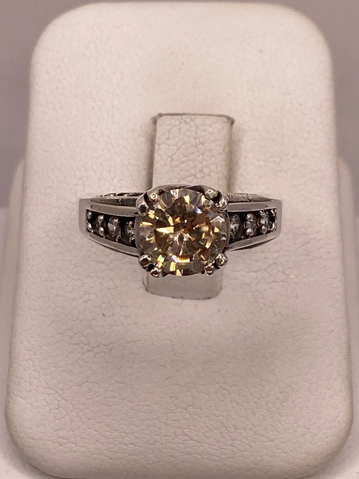 Anillo de Plata Ley 925 con Zirconia Color Champagne y Zirconias Blancas, vista de detalle