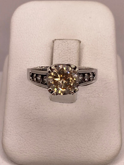Anillo de Plata Ley 925 con Zirconia Color Champagne y Zirconias Blancas, vista de detalle