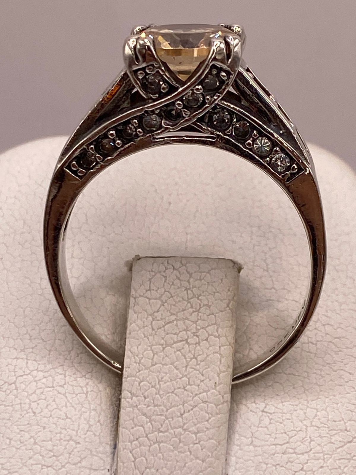 Anillo de Plata Ley 925 con Zirconia Color Champagne y Zirconias Blancas, vista superior