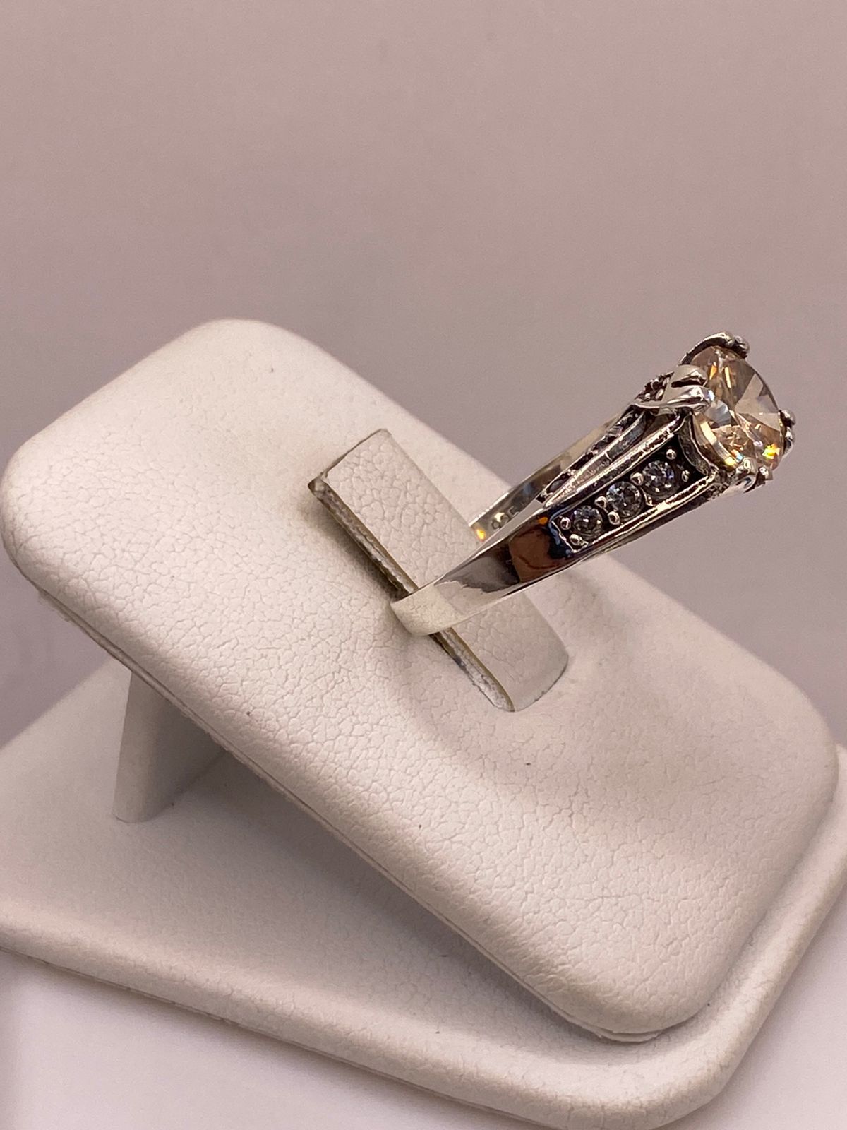 Anillo de Plata Ley 925 con Zirconia Color Champagne y Zirconias Blancas, vista lateral