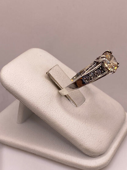 Anillo de Plata Ley 925 con Zirconia Color Champagne y Zirconias Blancas, vista lateral