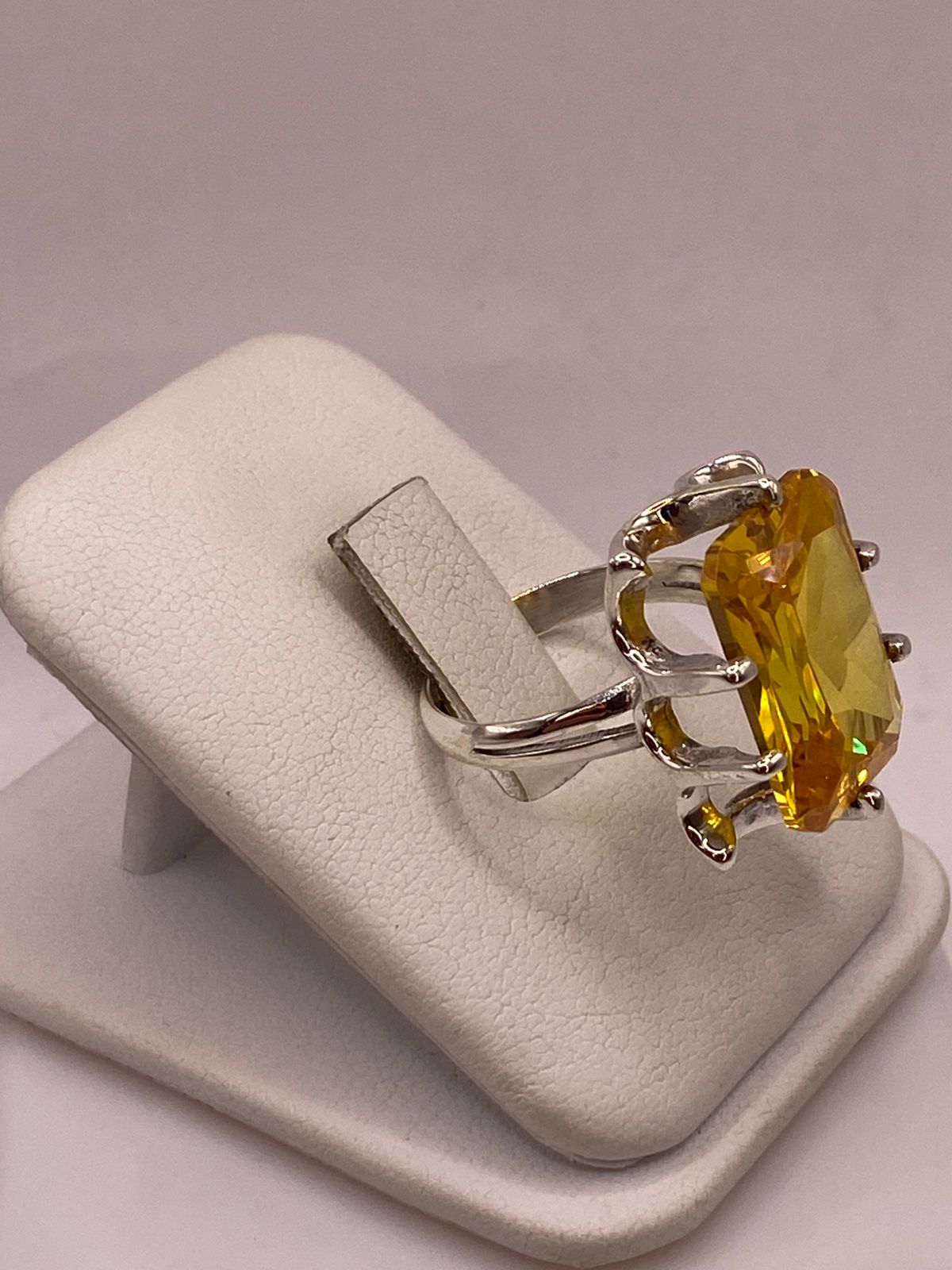Anillo de Plata Ley 925 con Zirconia Color Citrino Rectangular, vista lateral