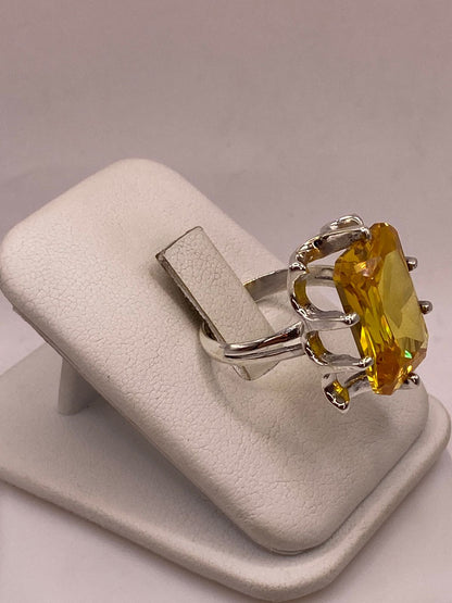 Anillo de Plata Ley 925 con Zirconia Color Citrino Rectangular, vista lateral