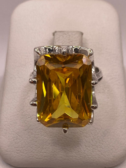Anillo de Plata Ley 925 con Zirconia Color Citrino Rectangular — detalle de acabado