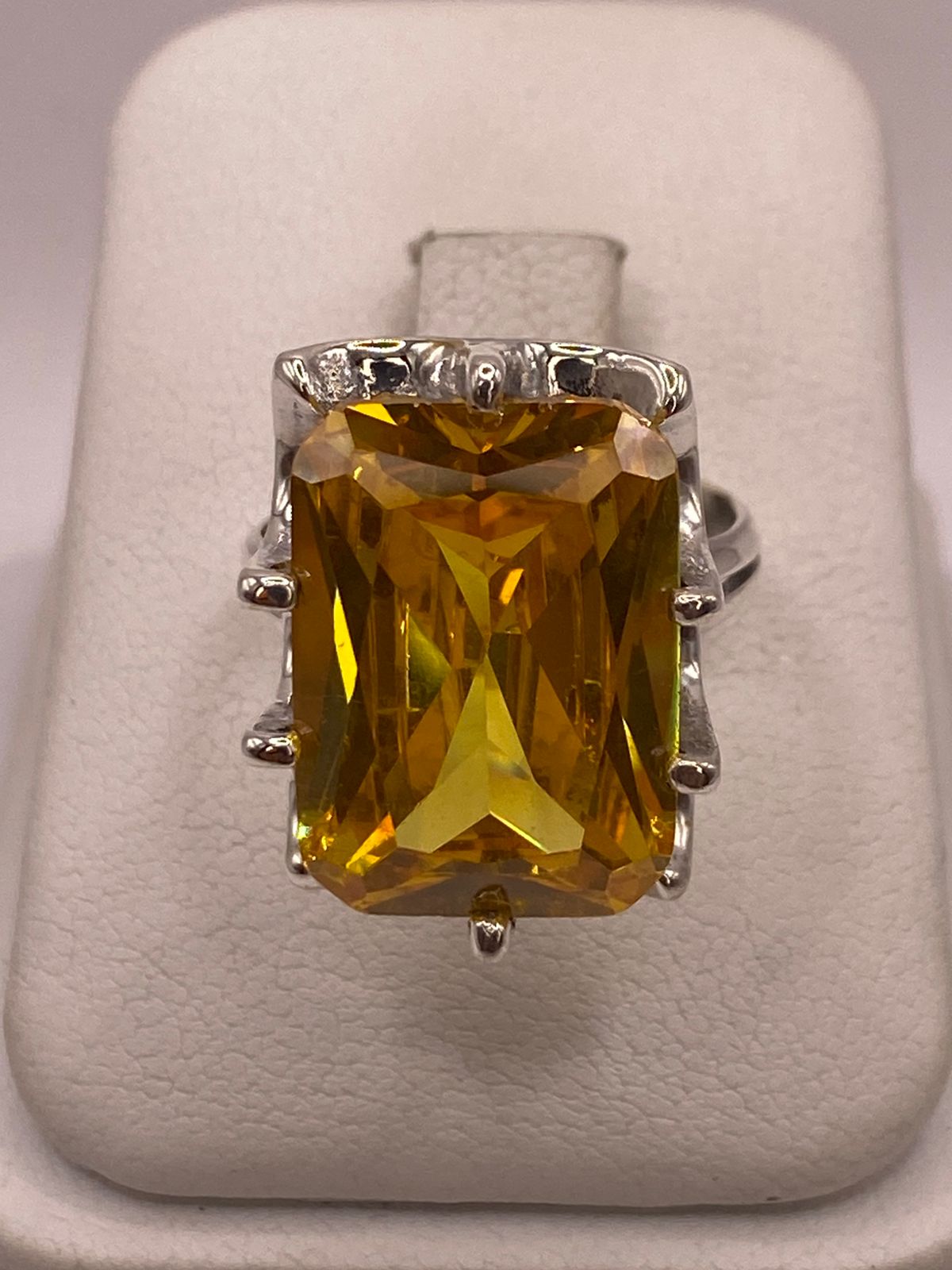Anillo de Plata Ley 925 con Zirconia Color Citrino Rectangular, vista frontal