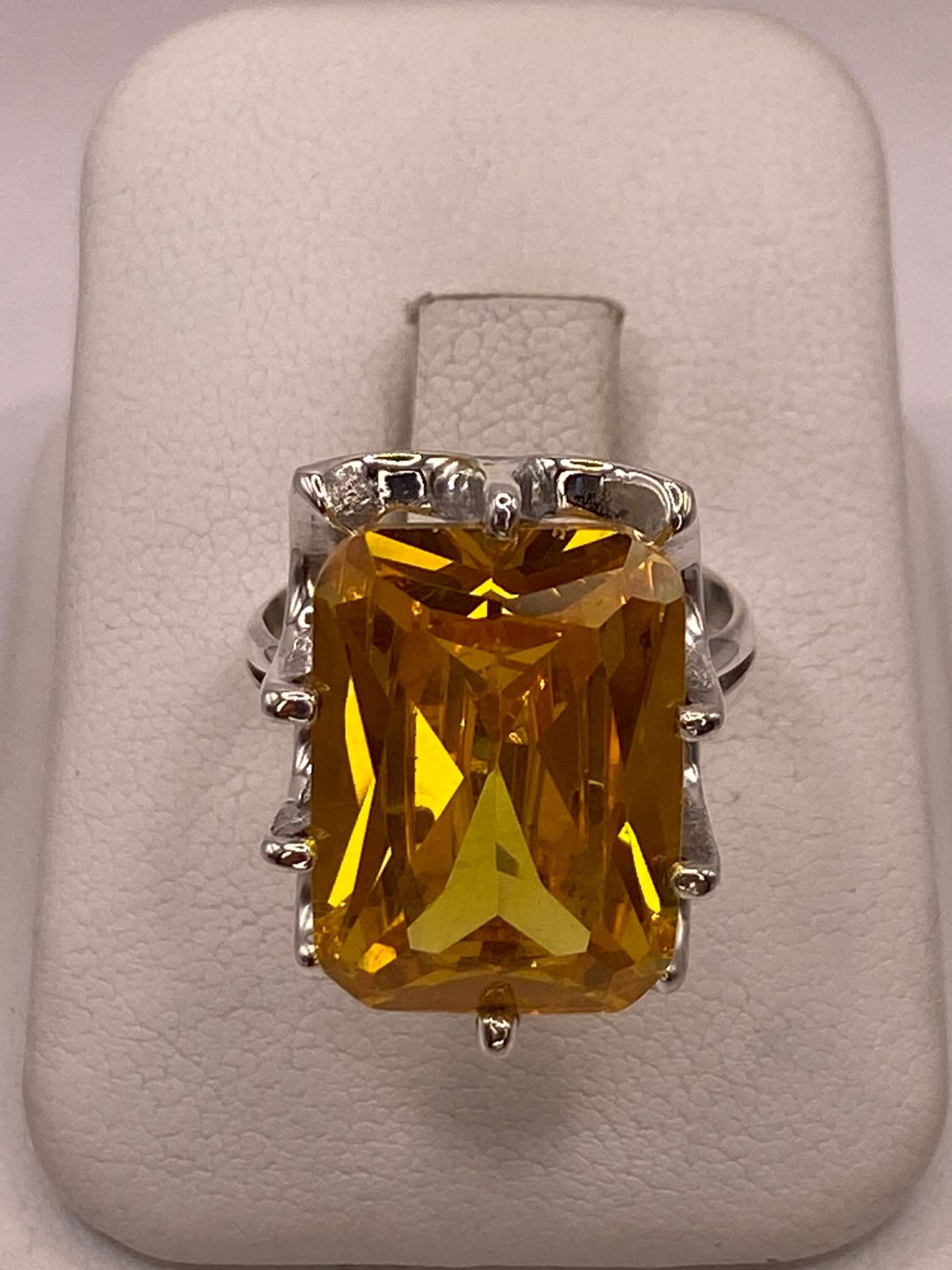 Anillo de Plata Ley 925 con Zirconia Color Citrino Rectangular, vista de detalle