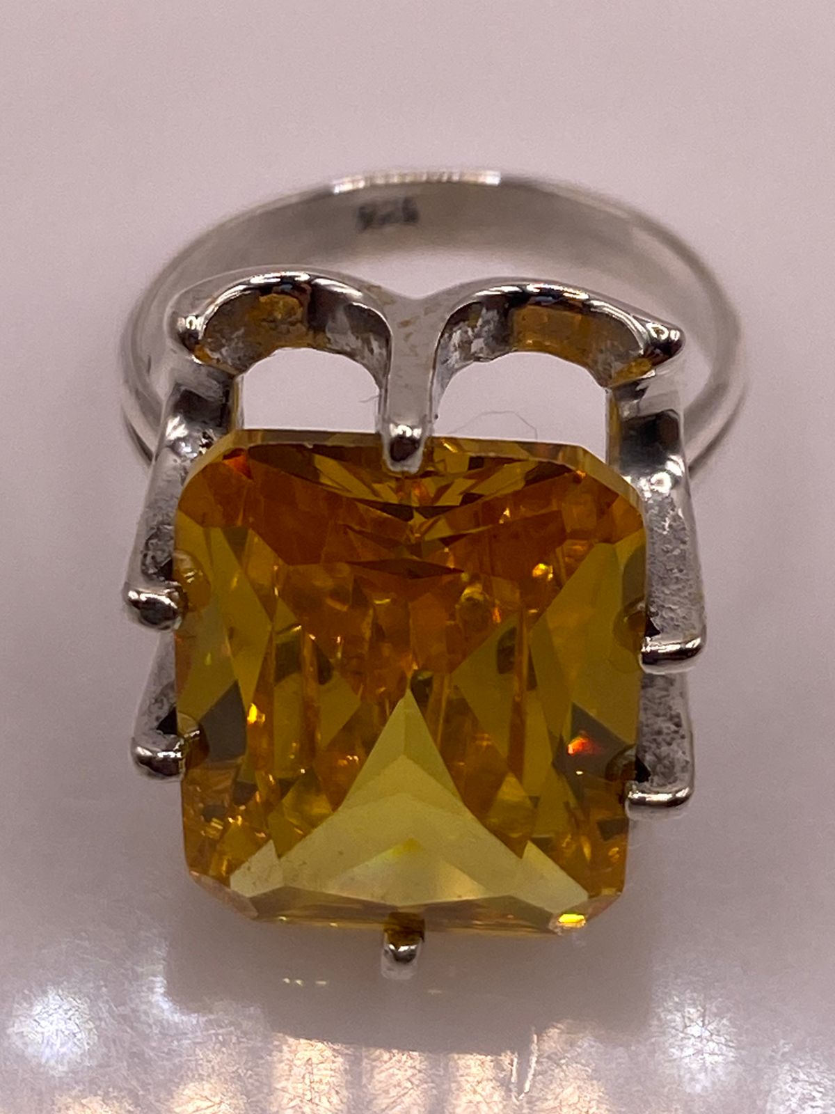 Anillo de Plata Ley 925 con Zirconia Color Citrino Rectangular, sello de autenticidad Plata Ley .925