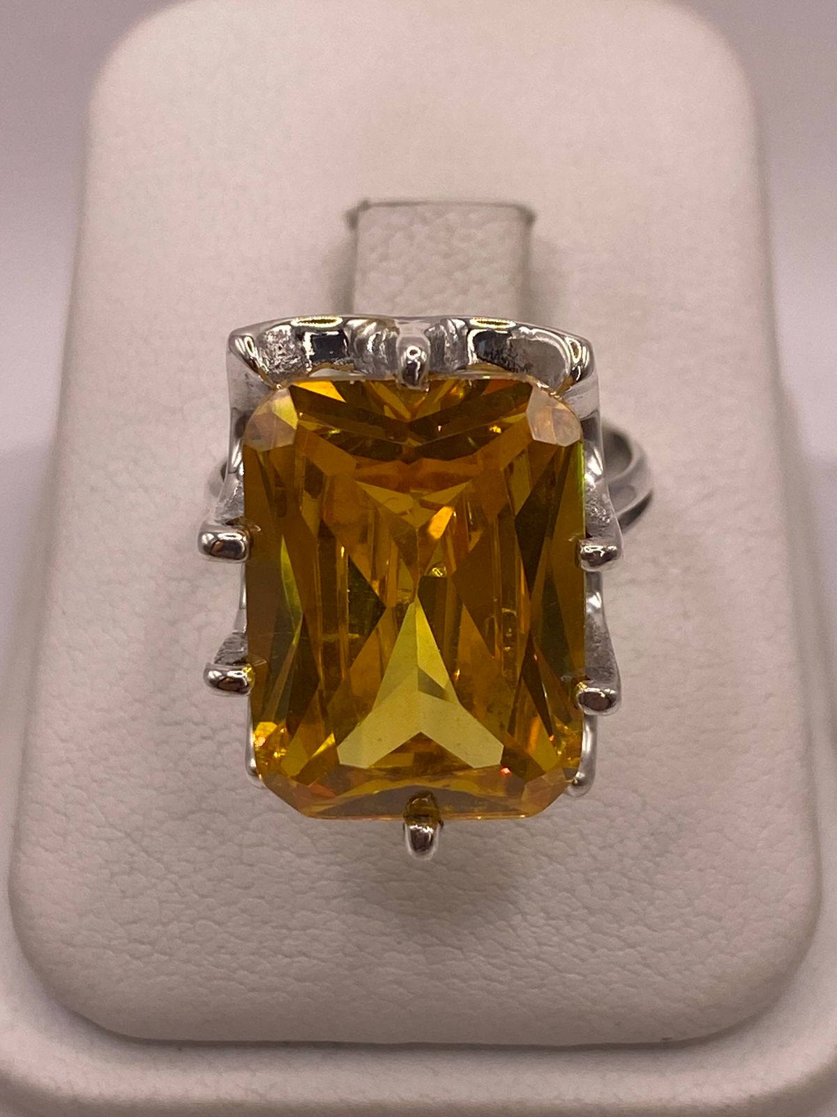 Anillo de Plata Ley 925 con Zirconia Color Citrino Rectangular, vista superior