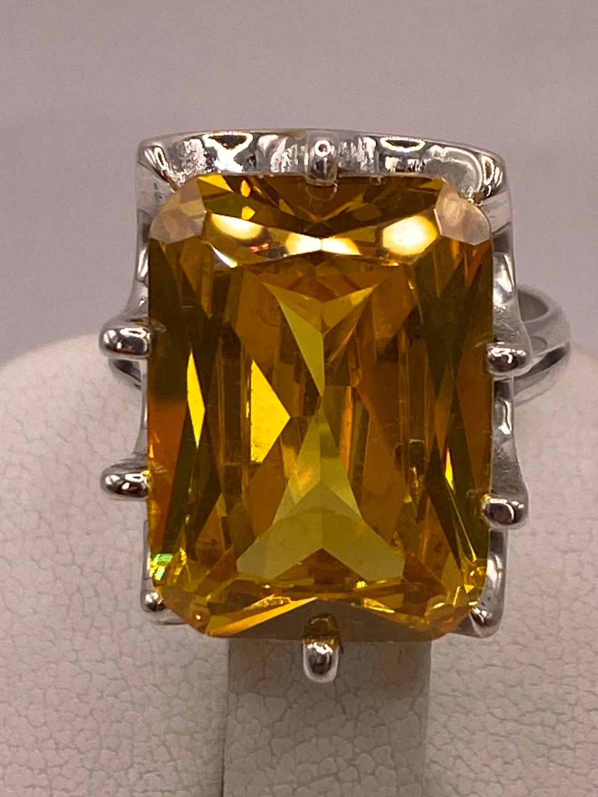 Anillo de Plata Ley 925 con Zirconia Color Citrino Rectangular, vista posterior