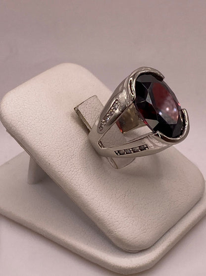 Anillo de Plata Ley 925 con Zirconia Color Granate Ovalada, vista lateral