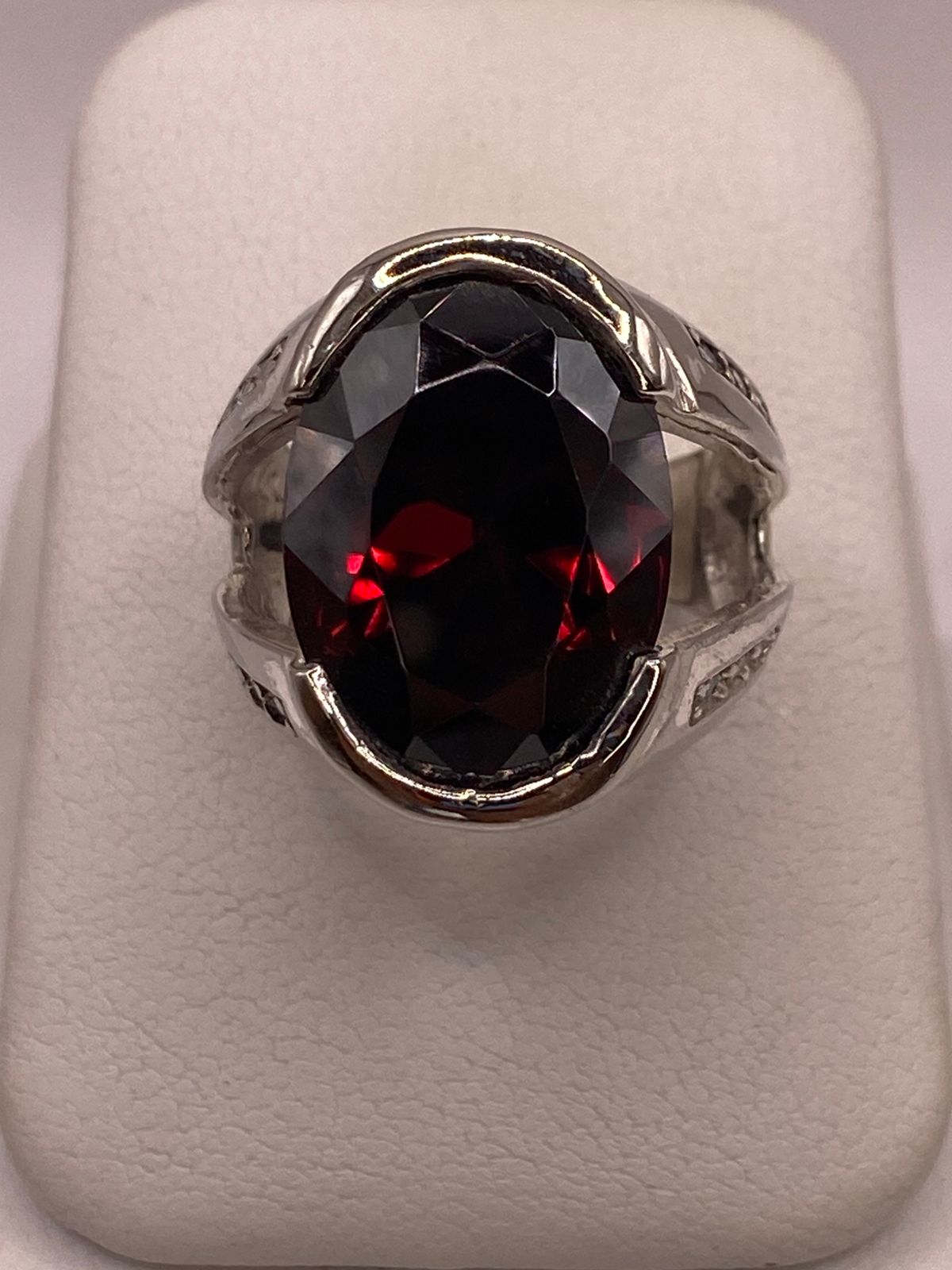 Anillo de Plata Ley 925 con Zirconia Color Granate Ovalada en báscula mostrando peso