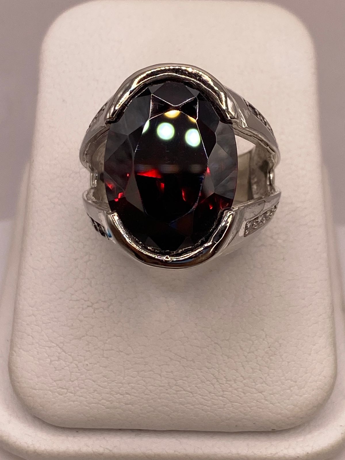 Anillo de Plata Ley 925 con Zirconia Color Granate Ovalada, vista frontal