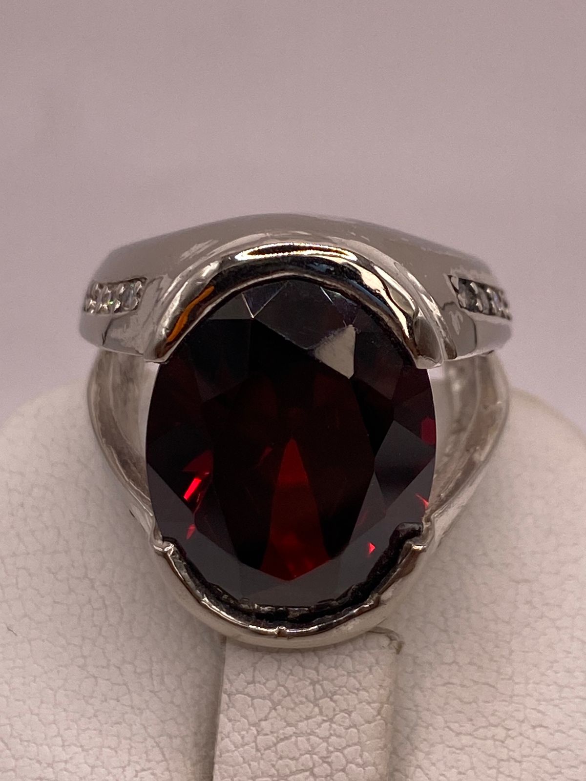 Anillo de Plata Ley 925 con Zirconia Color Granate Ovalada, sello de autenticidad Plata Ley .925