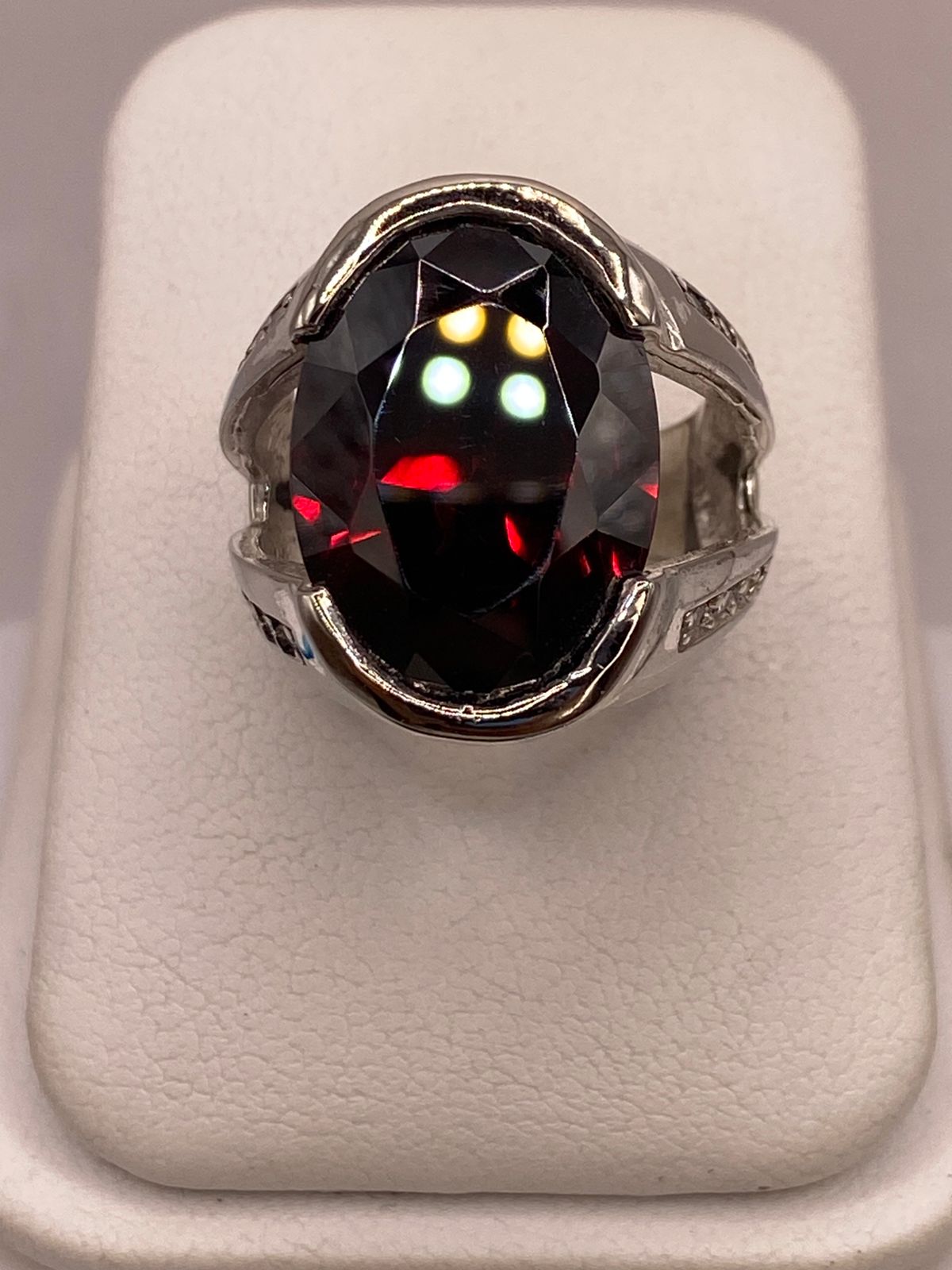 Anillo de Plata Ley 925 con Zirconia Color Granate Ovalada, vista de detalle