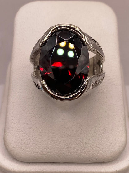 Anillo de Plata Ley 925 con Zirconia Color Granate Ovalada, vista de detalle