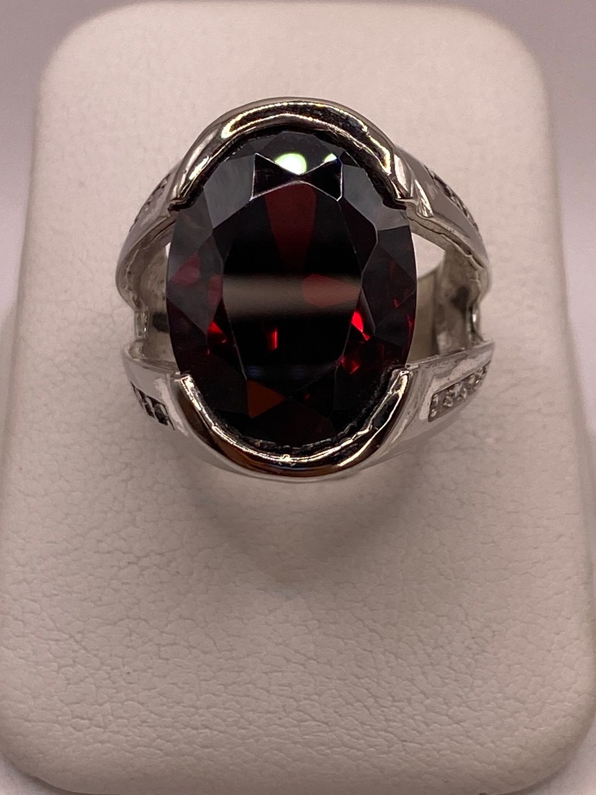 Anillo de Plata Ley 925 con Zirconia Color Granate Ovalada, vista superior