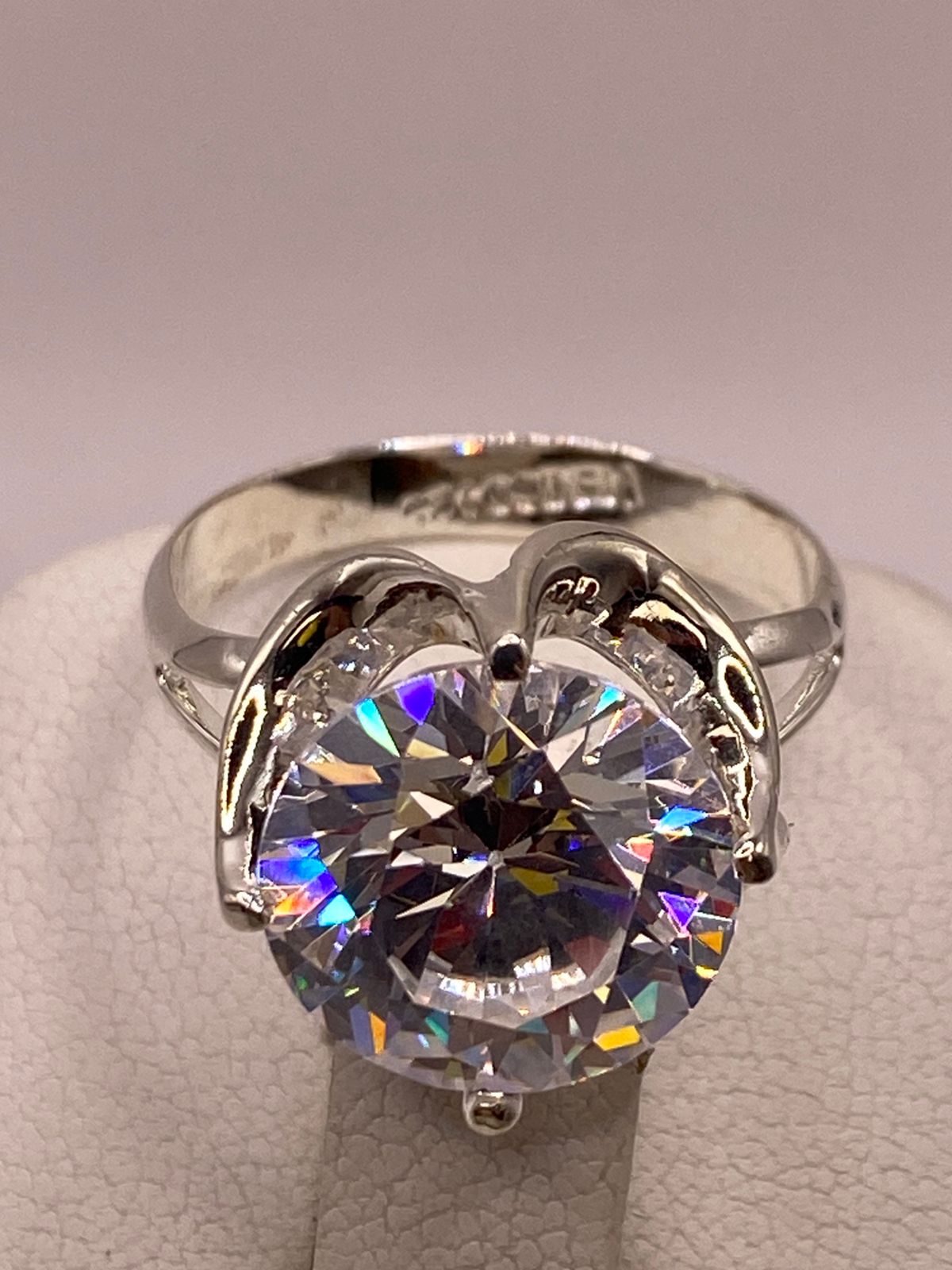 Anillo de Plata Ley 925 con Zirconia Cristal Corte Redondo Diseño Clásico Elegante, sello de autenticidad Plata Ley .925
