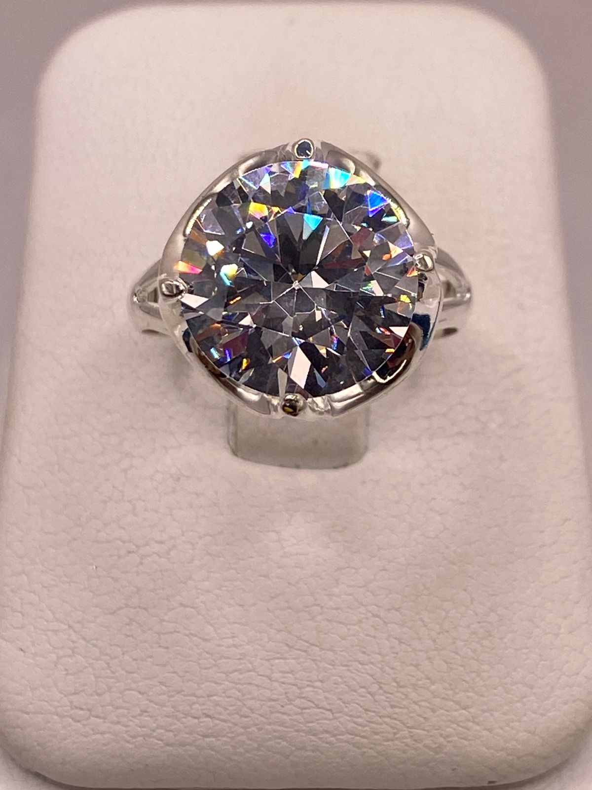 Anillo de Plata Ley 925 con Zirconia Cristal Corte Redondo Diseño Clásico Elegante, vista lateral