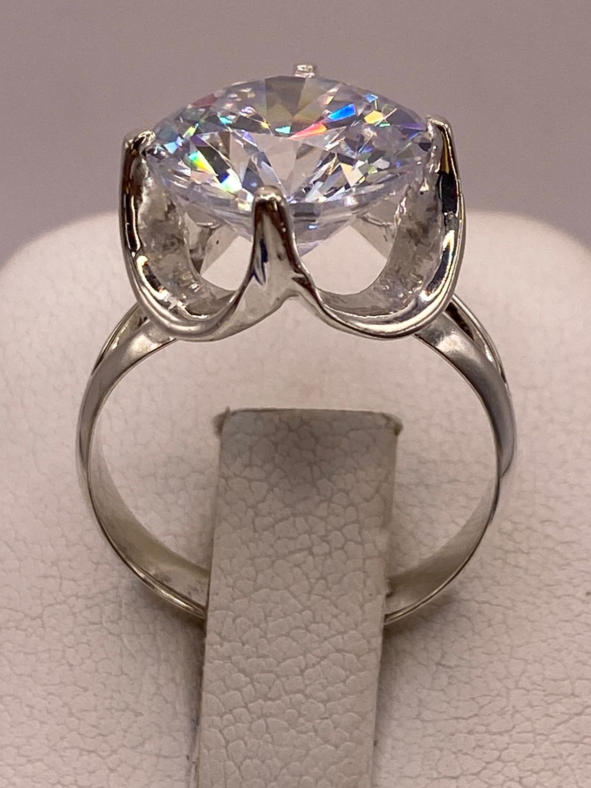 Anillo de Plata Ley 925 con Zirconia Cristal Corte Redondo Diseño Clásico Elegante, vista de detalle