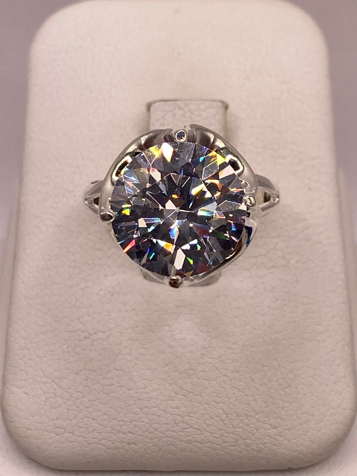 Anillo de Plata Ley 925 con Zirconia Cristal Corte Redondo Diseño Clásico Elegante, vista superior