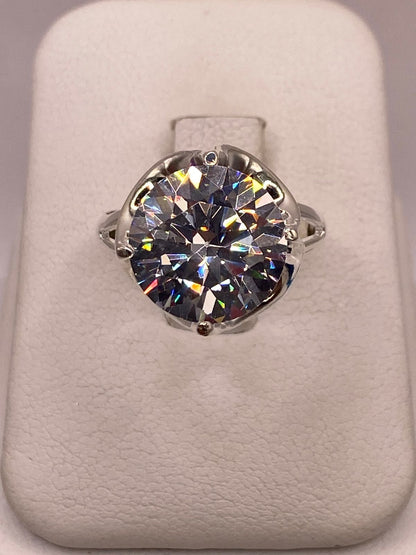 Anillo de Plata Ley 925 con Zirconia Cristal Corte Redondo Diseño Clásico Elegante, vista superior