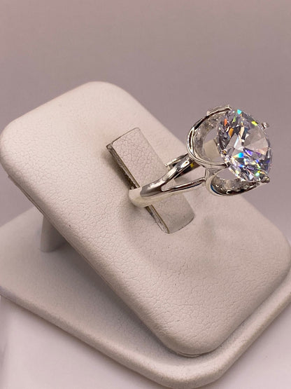 Anillo de Plata Ley 925 con Zirconia Cristal Corte Redondo Diseño Clásico Elegante, vista frontal