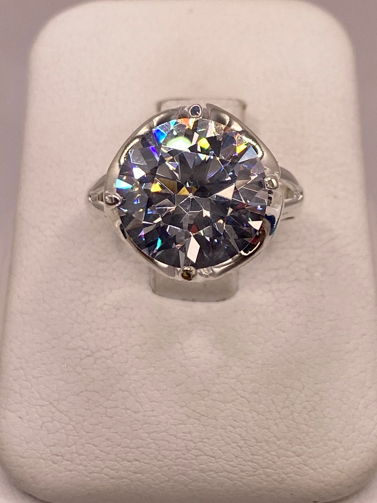 Anillo de Plata Ley 925 con Zirconia Cristal Corte Redondo Diseño Clásico Elegante en báscula mostrando peso