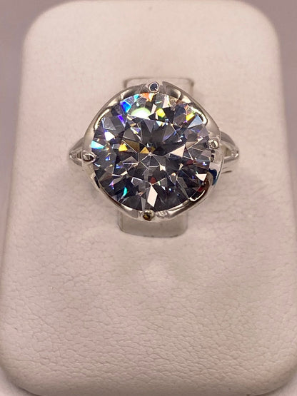 Anillo de Plata Ley 925 con Zirconia Cristal Corte Redondo Diseño Clásico Elegante en báscula mostrando peso