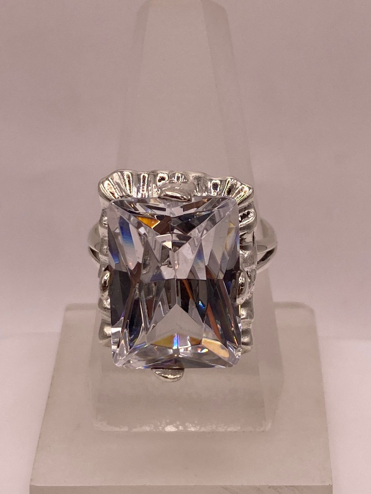 Anillo de Plata Ley 925 con Zirconia Cristal Diseño Escultural — ángulo diagonal