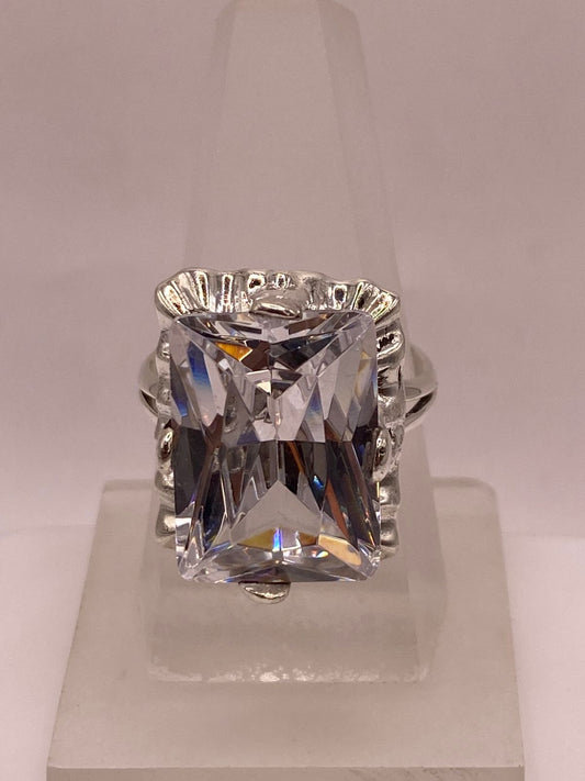 Anillo de Plata Ley 925 con Zirconia Cristal Diseño Escultural — ángulo diagonal