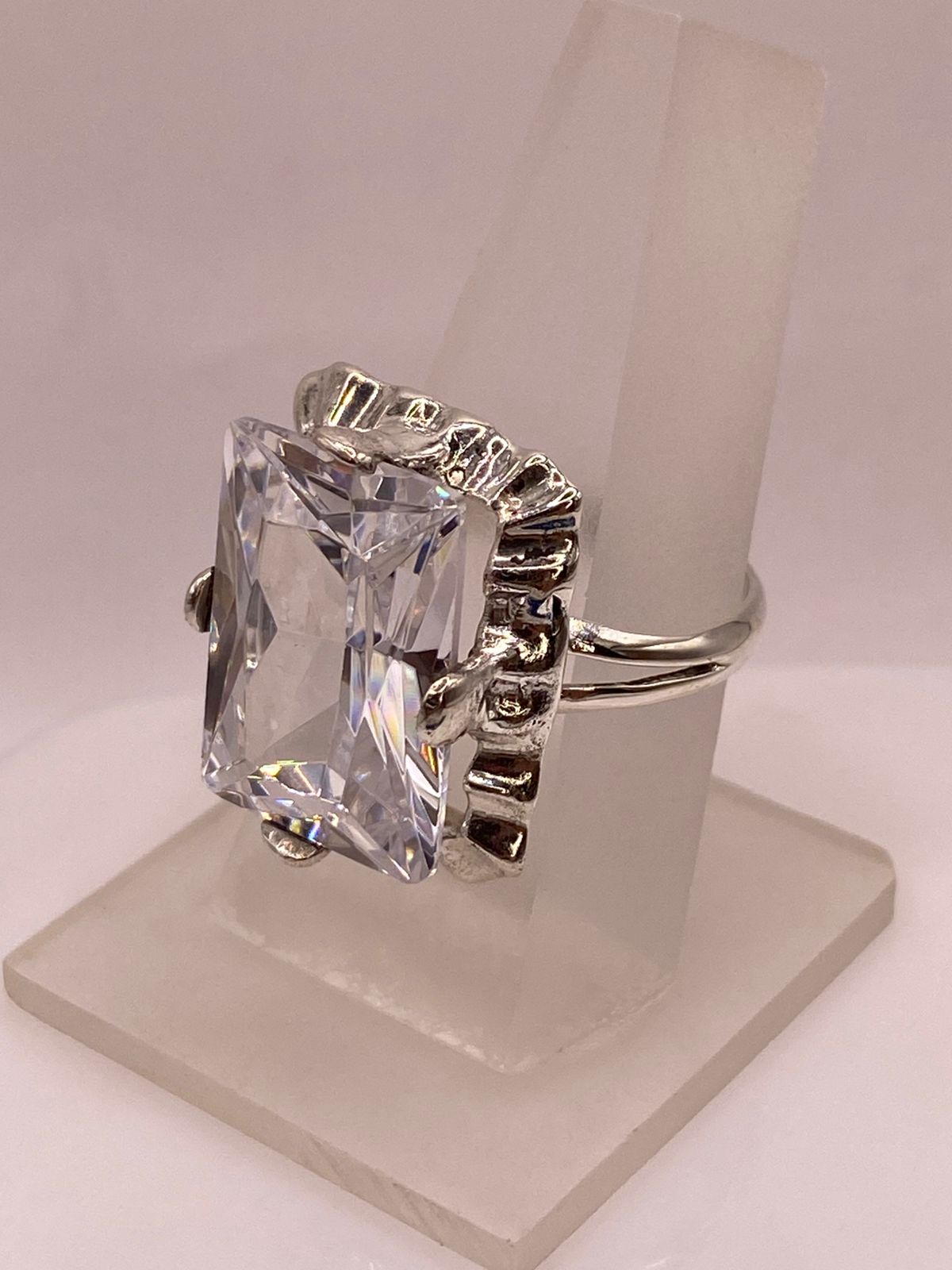 Anillo de Plata Ley 925 con Zirconia Cristal Diseño Escultural, vista frontal
