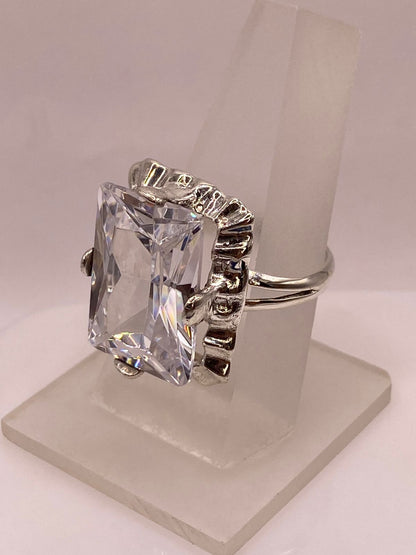 Anillo de Plata Ley 925 con Zirconia Cristal Diseño Escultural, vista frontal