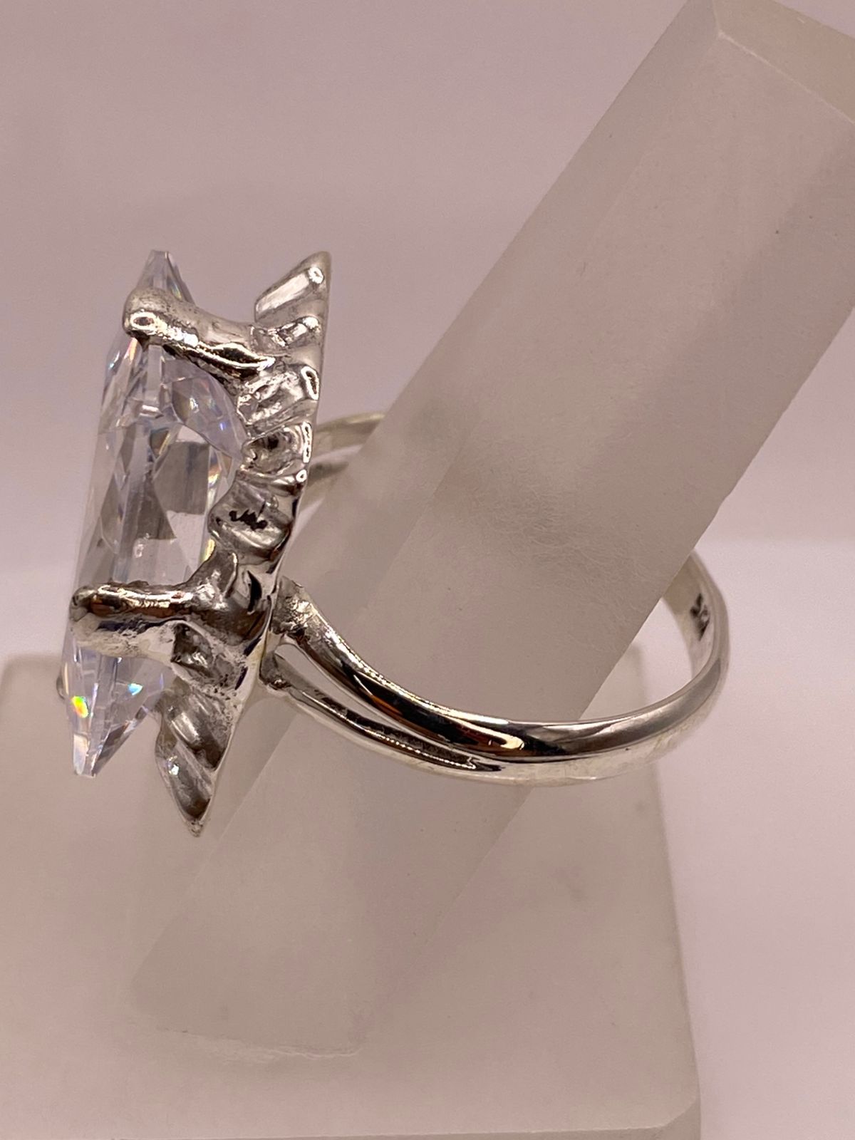 Anillo de Plata Ley 925 con Zirconia Cristal Diseño Escultural, vista de detalle