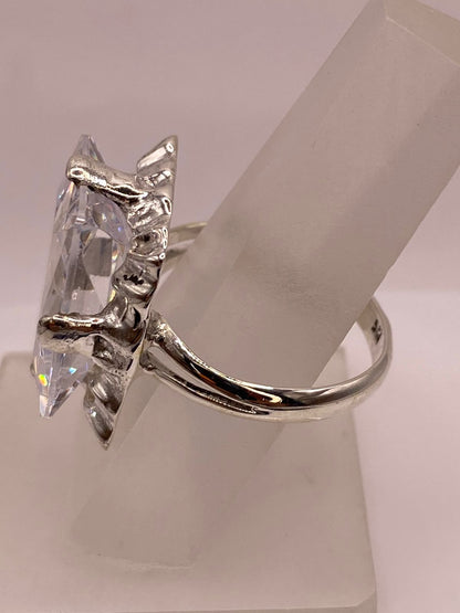 Anillo de Plata Ley 925 con Zirconia Cristal Diseño Escultural, vista de detalle