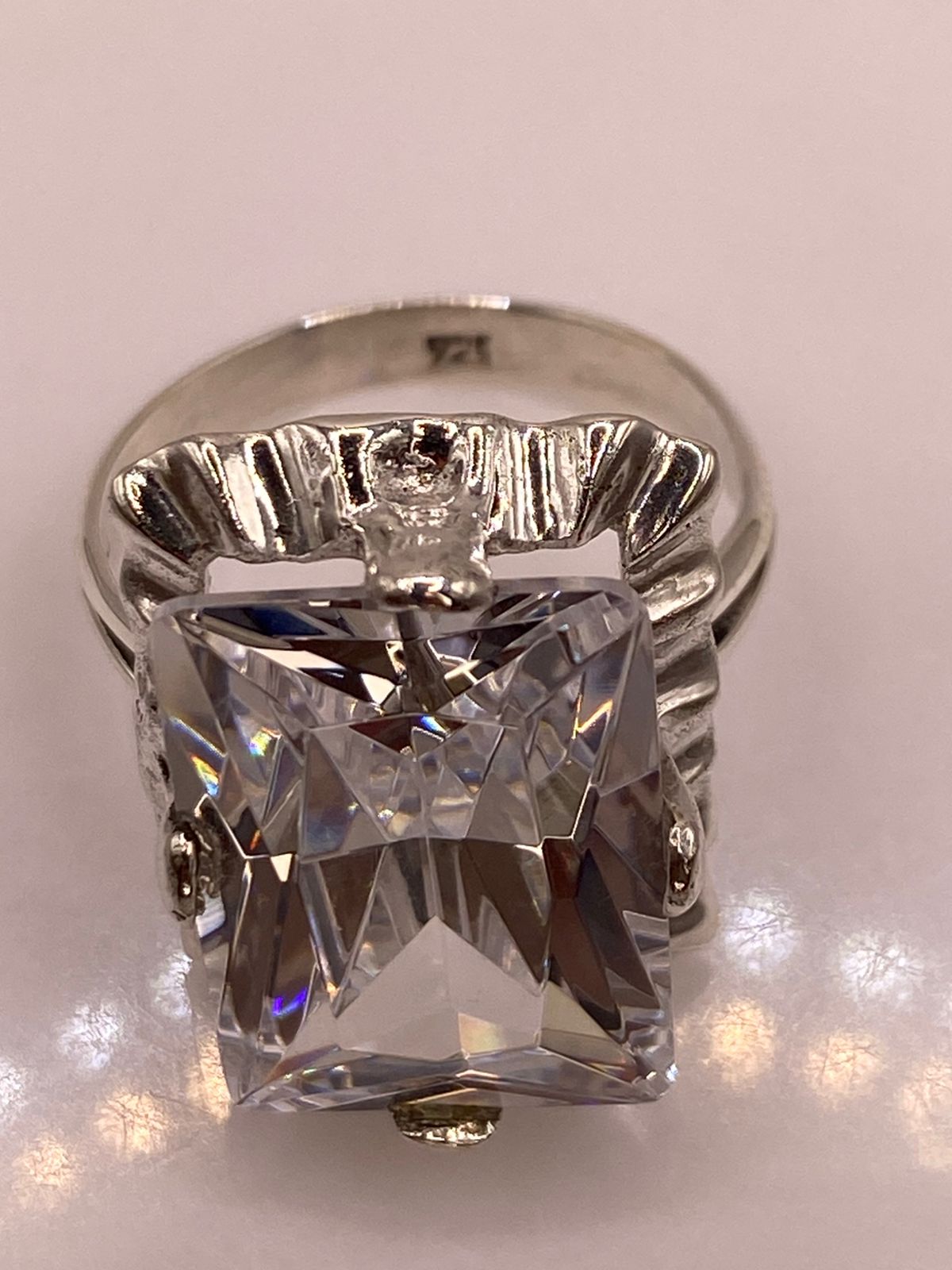 Anillo de Plata Ley 925 con Zirconia Cristal Diseño Escultural, sello de autenticidad Plata Ley .925