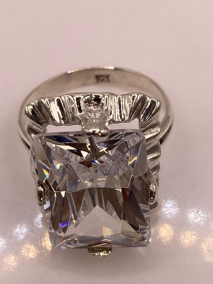 Anillo de Plata Ley 925 con Zirconia Cristal Diseño Escultural, sello de autenticidad Plata Ley .925