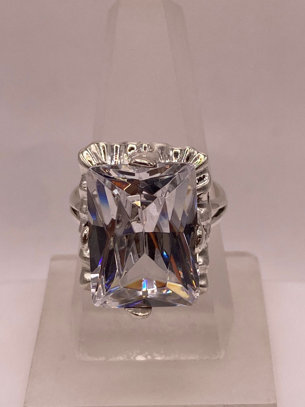 Anillo de Plata Ley 925 con Zirconia Cristal Diseño Escultural, vista lateral