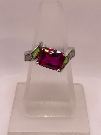 Anillo de Plata Ley 925 con Zirconia Fucsia y Ópalo de Fuego — ángulo diagonal