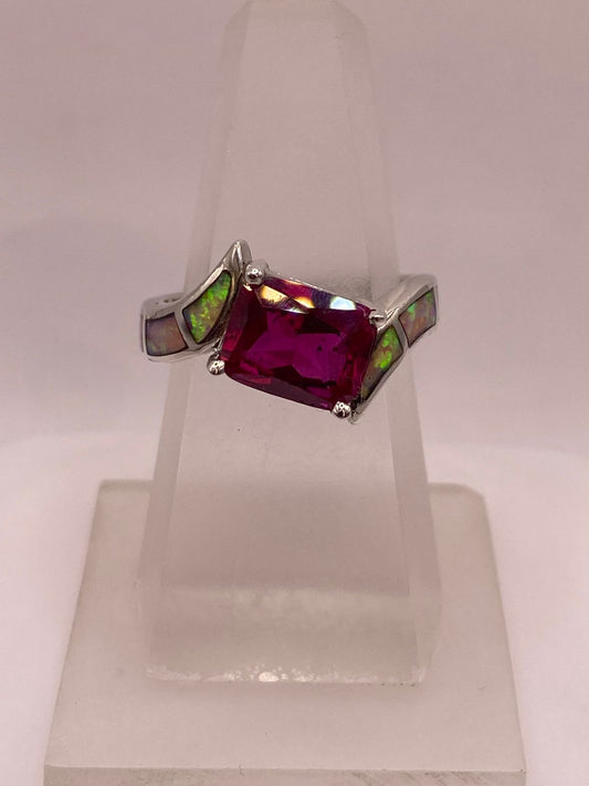 Anillo de Plata Ley 925 con Zirconia Fucsia y Ópalo de Fuego — ángulo diagonal