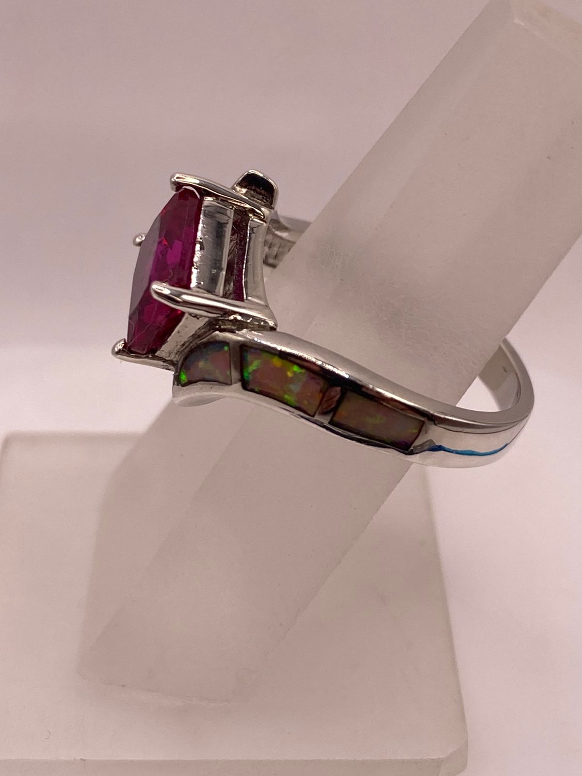 Anillo de Plata Ley 925 con Zirconia Fucsia y Ópalo de Fuego, vista de detalle