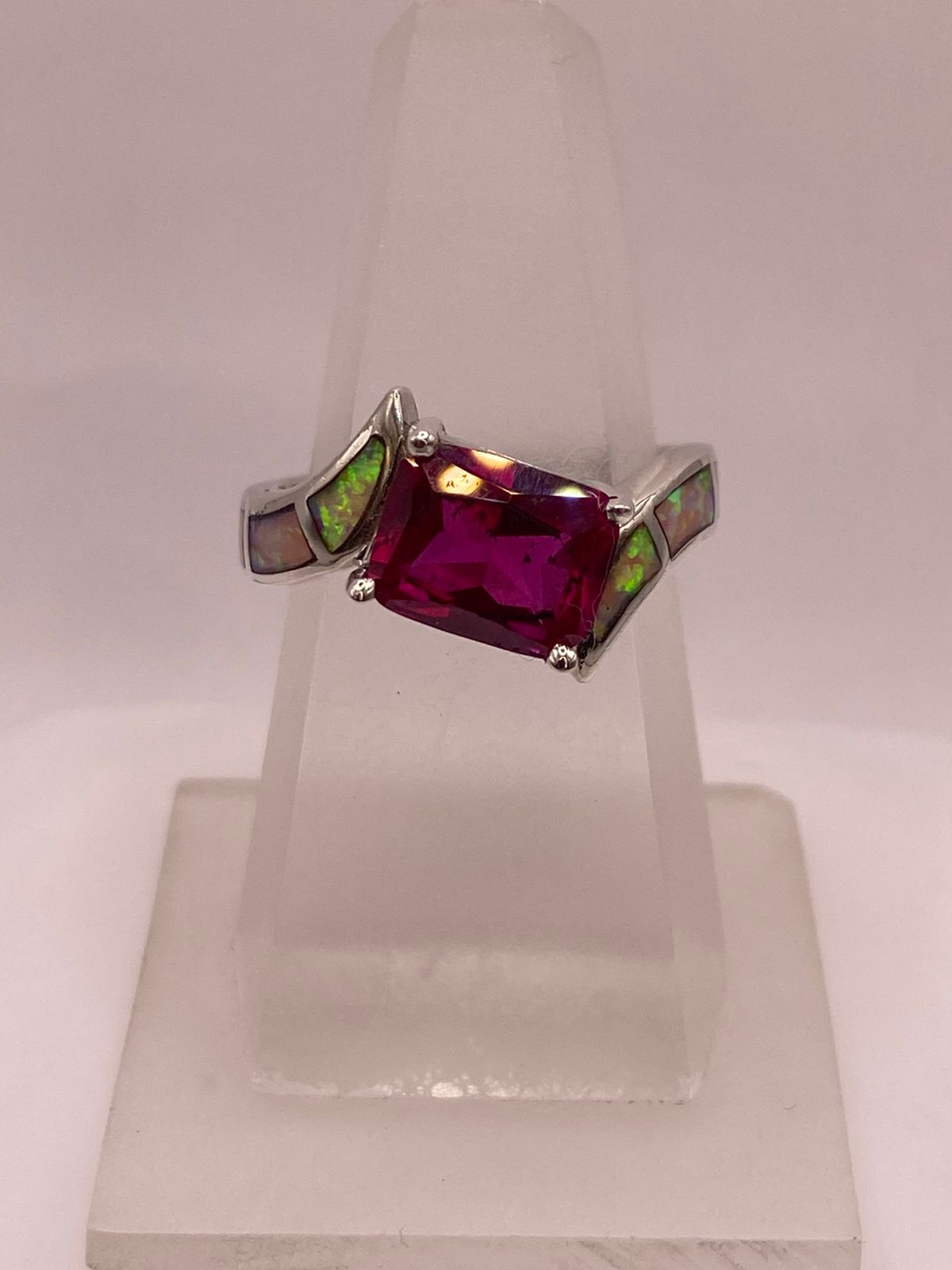 Anillo de Plata Ley 925 con Zirconia Fucsia y Ópalo de Fuego, vista lateral