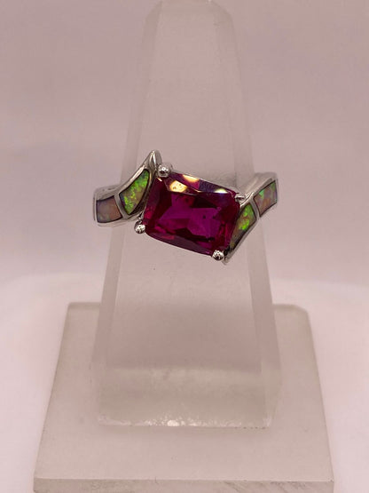 Anillo de Plata Ley 925 con Zirconia Fucsia y Ópalo de Fuego, vista lateral