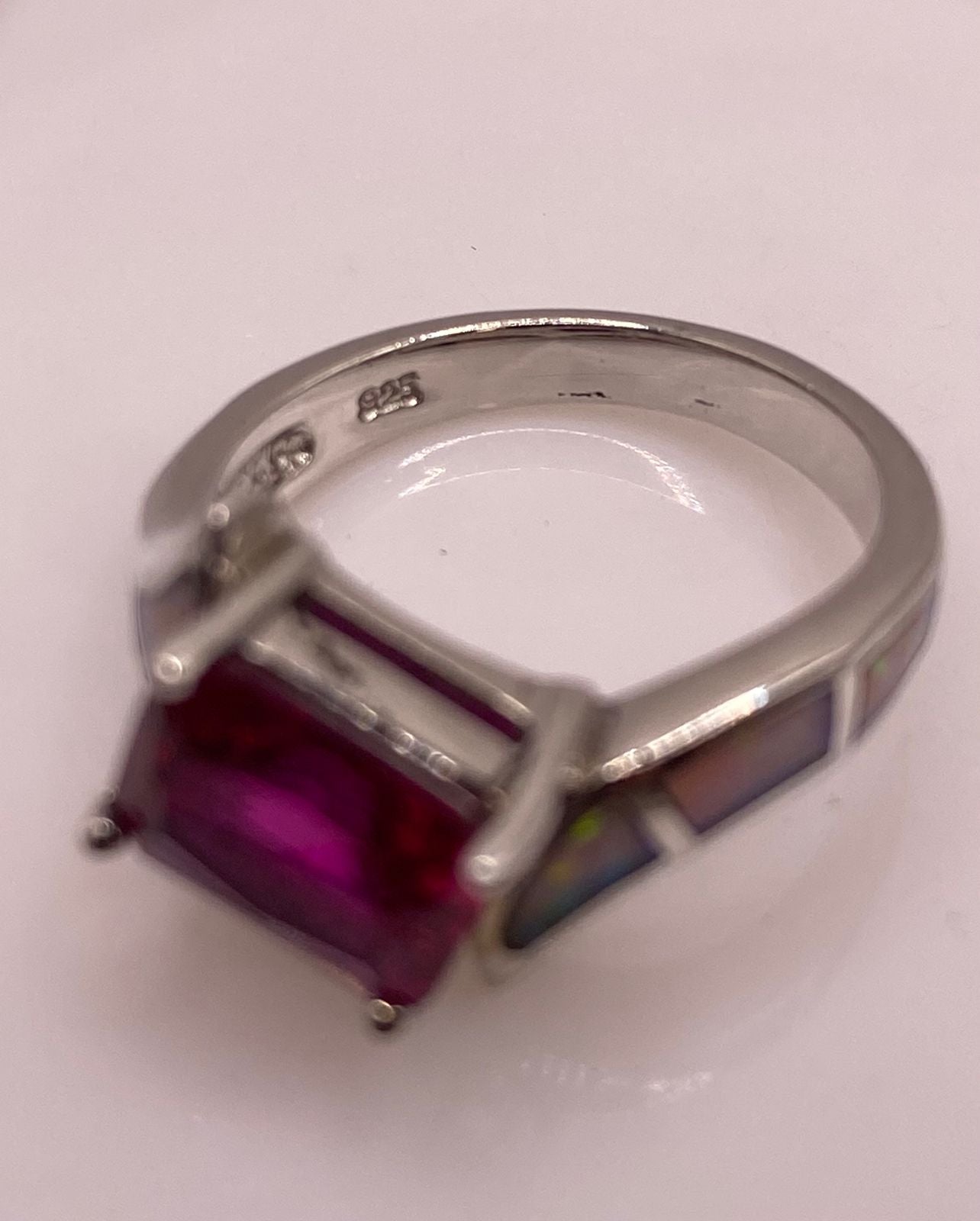 Anillo de Plata Ley 925 con Zirconia Fucsia y Ópalo de Fuego, sello de autenticidad Plata Ley .925
