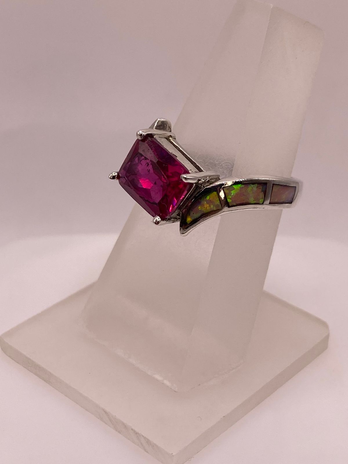 Anillo de Plata Ley 925 con Zirconia Fucsia y Ópalo de Fuego, vista frontal